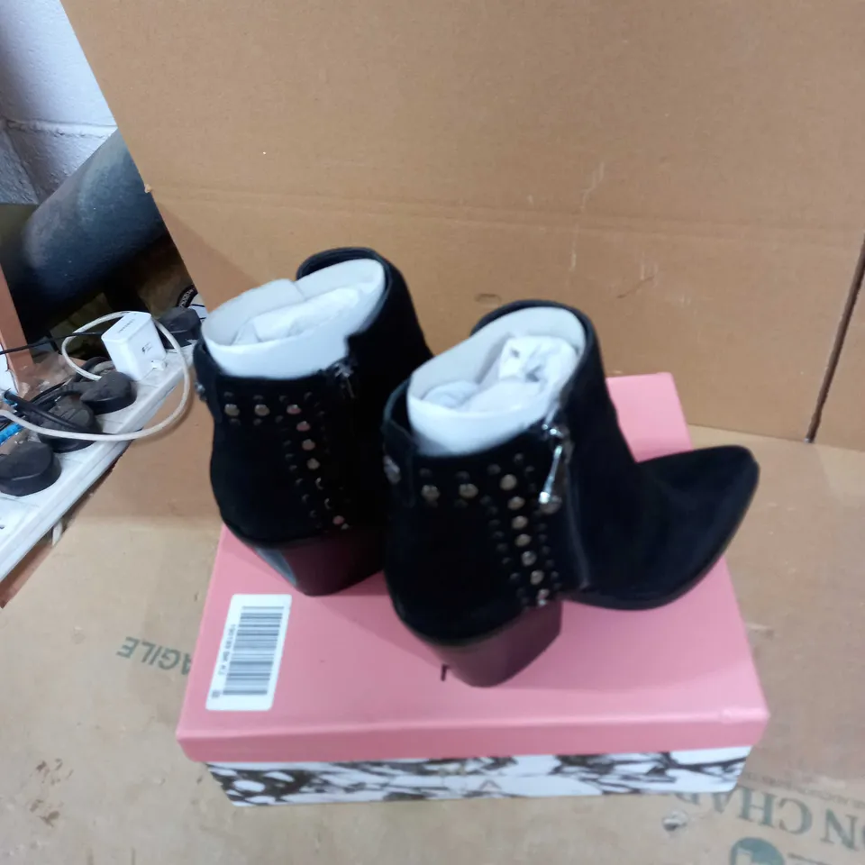 MODA STYLE BLACK BOOTS SIZE M 