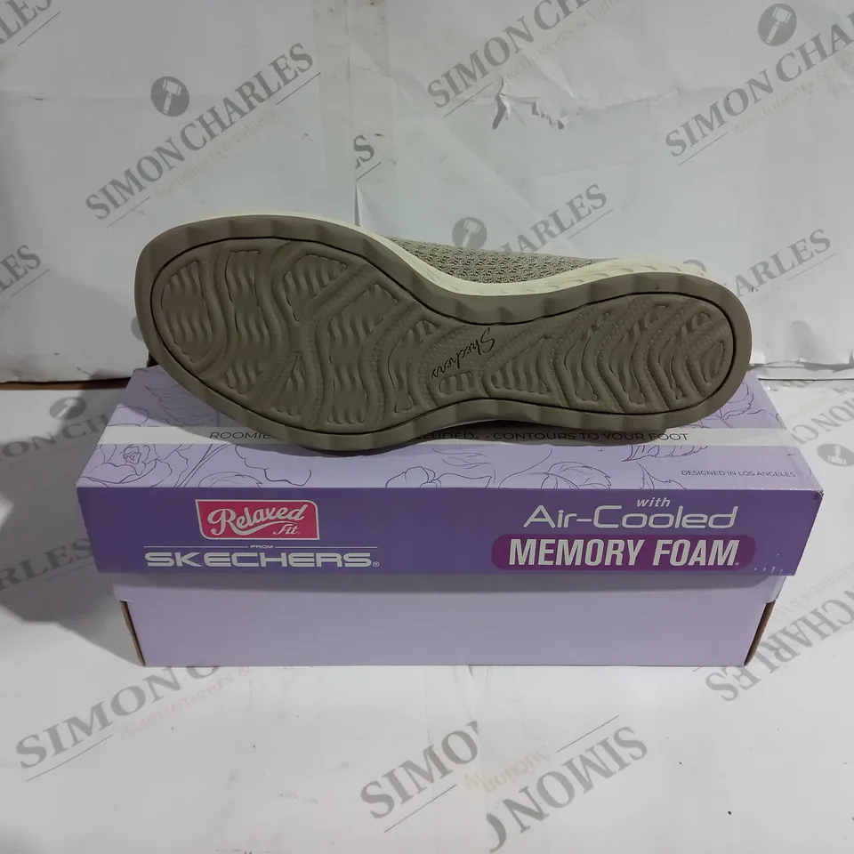 BOXED PAIR OF SKECHERS RELAXED FIT SHOES UK SIZE 6 GREY