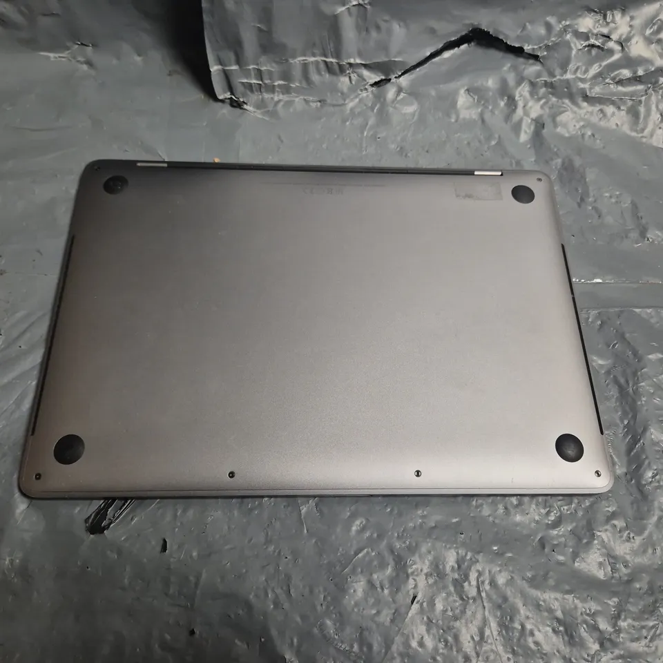 APPLE MACBOOK PRO - MODEL A1706