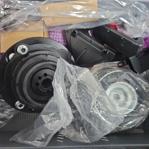 BOX OF ASSORTED CAR PARTS AND ACCESSORIES TO INCLUDE  LIGHTS 