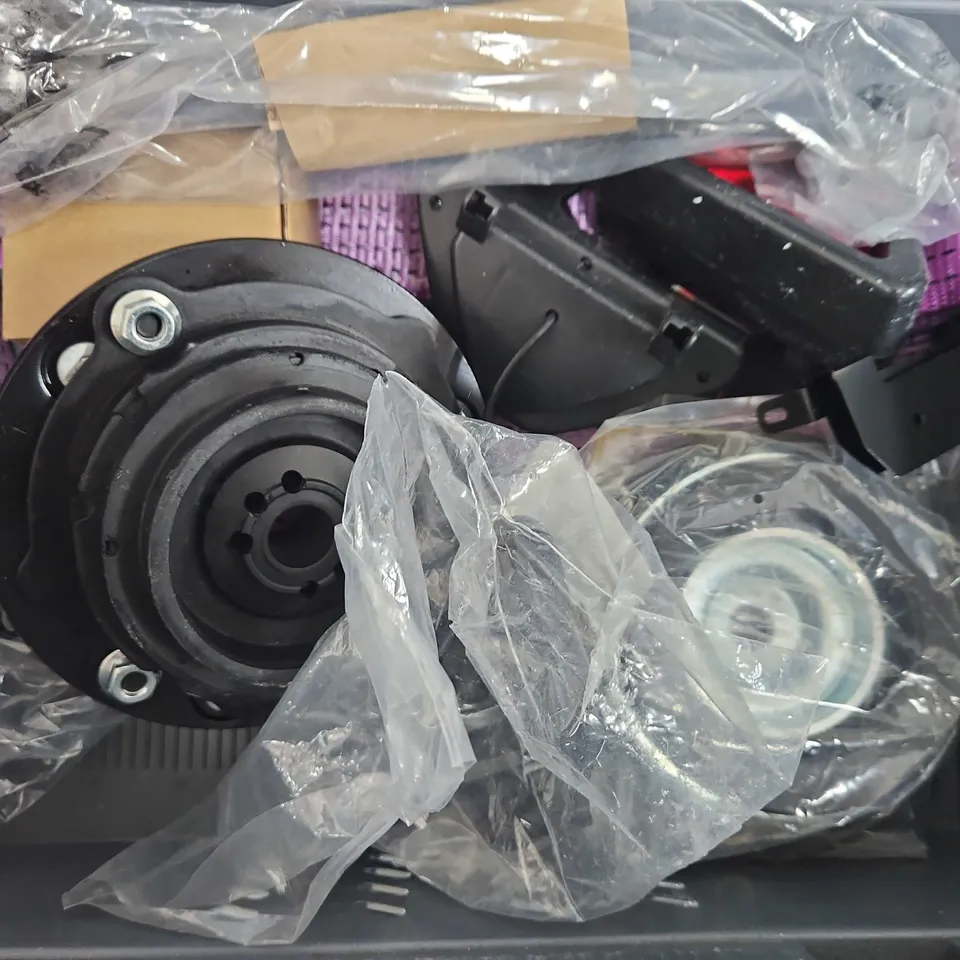 BOX OF ASSORTED CAR PARTS AND ACCESSORIES TO INCLUDE  LIGHTS 