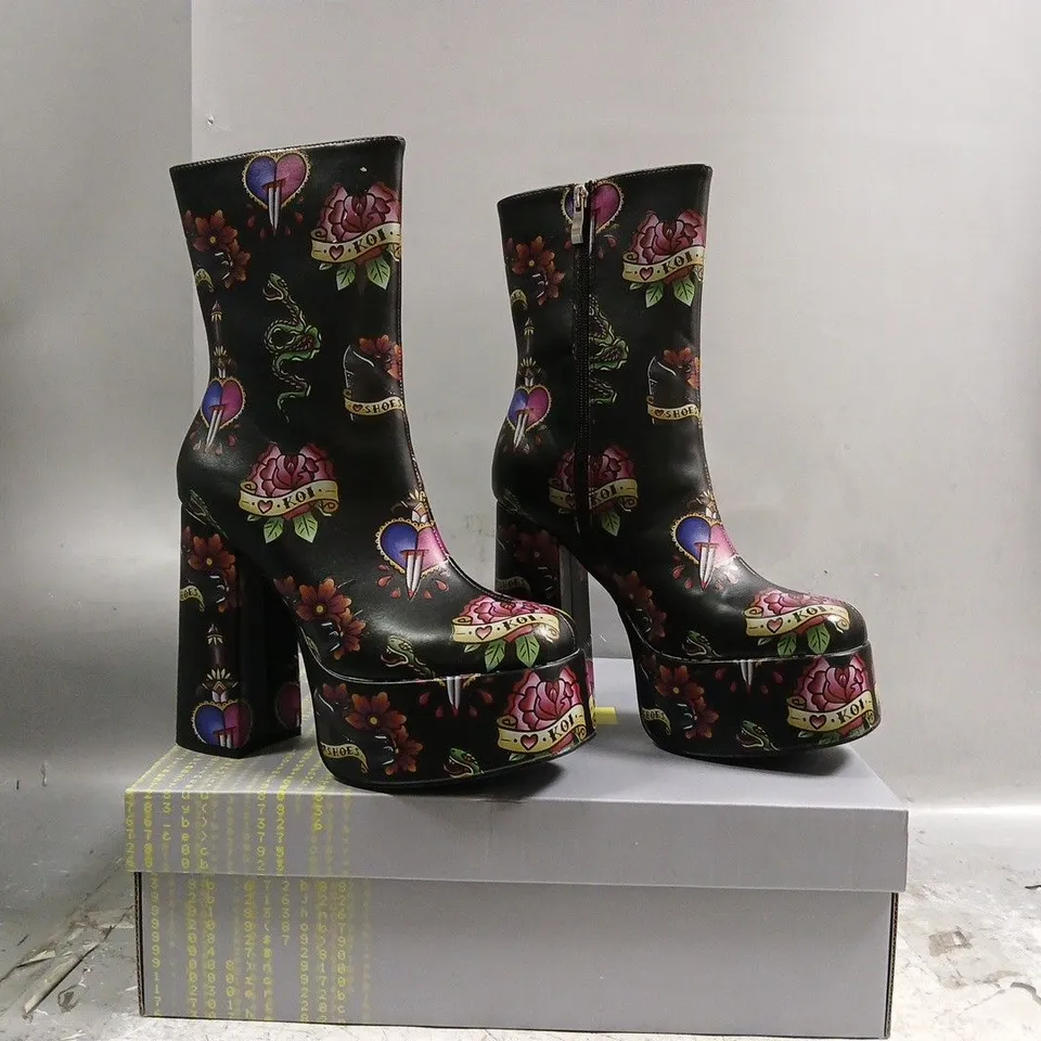 BOXED PAIR OF KOI VERDICT OF A SERPENT & DAGGER HEELED BOOTS IN BLACK SIZE UK 6