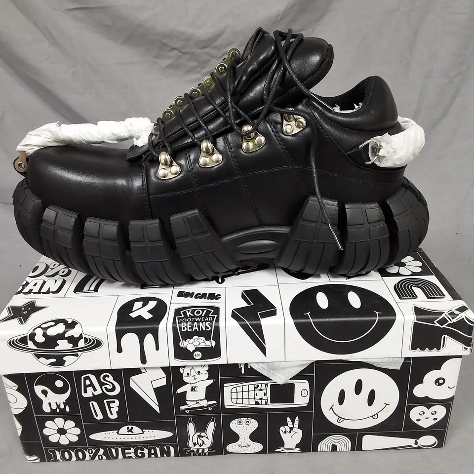 BOXED KOI INVADING RAPTURE MEN'S BIKE CHAIN TREAD TRAINERS IN BLACK - UK 8