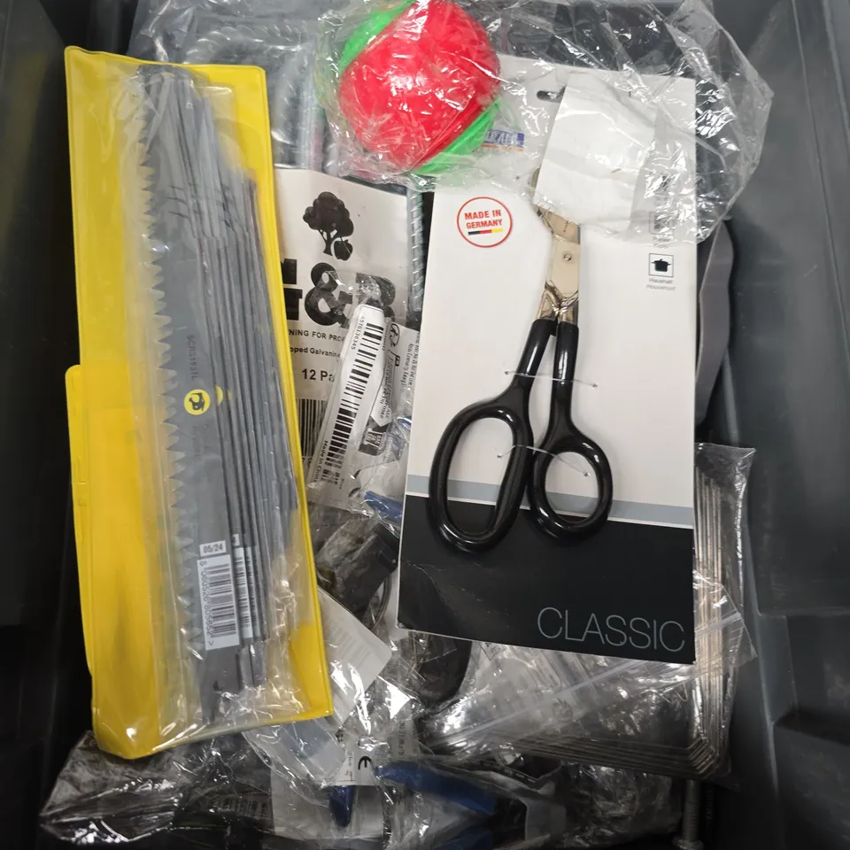 APPROXIMATELY 15 ASSORTED HOUSEHOLD ITEMS TO INCLUDE PROFILING SET, DOG TOY, CLEVER CUTTERS ETC 