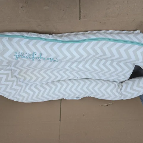  SLEEPYHEAD DELUXE+ BABY LOUNGER / NEWBORN NEST WITH GREY CHEVRON COVER