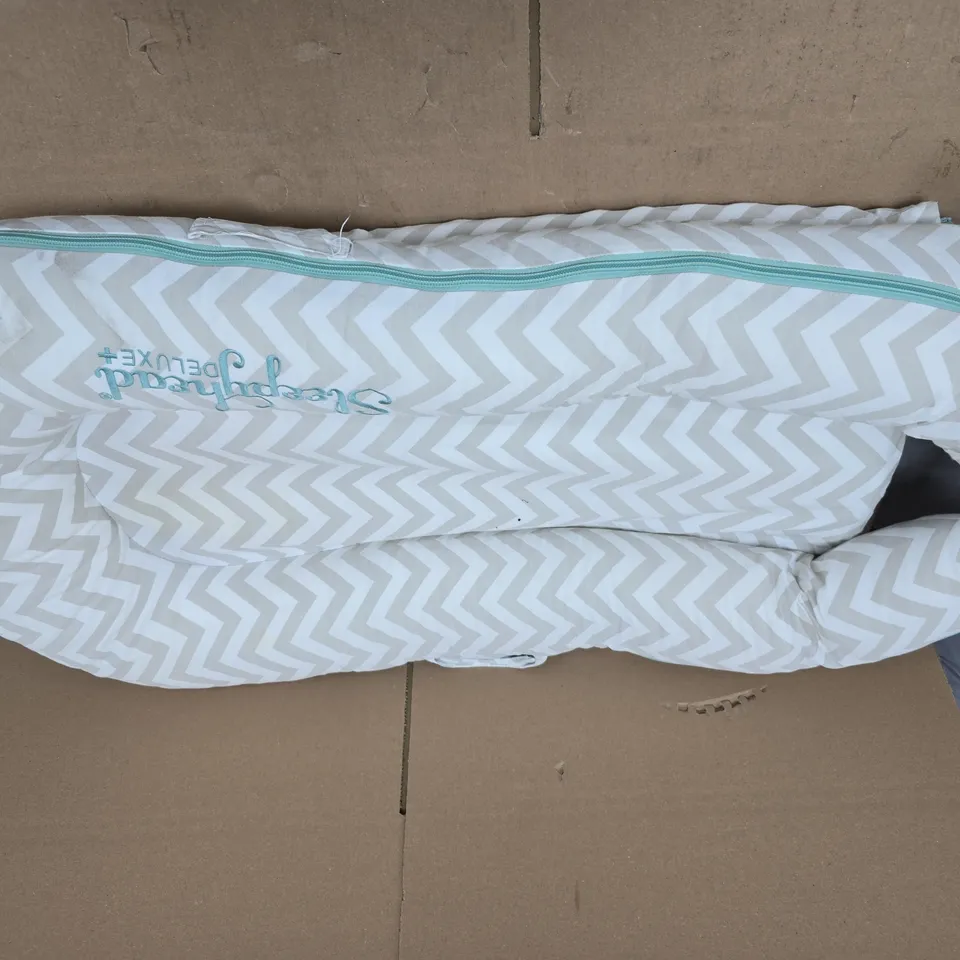  SLEEPYHEAD DELUXE+ BABY LOUNGER / NEWBORN NEST WITH GREY CHEVRON COVER