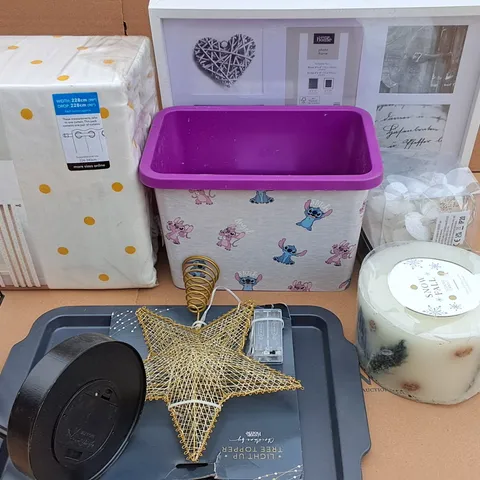 LOT OF ASSORTED HOUSEHOLD ITEMS TO INCLUDE PRINTED CURTAINS, SCENTED CANDLE AND 3-PIECE SAUCEPAN SET