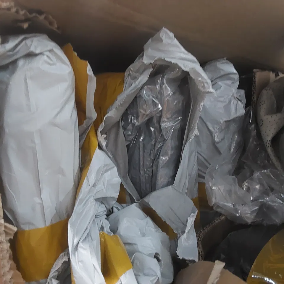 PALLET CONTAINING A LARGE QUANTITY OF ASSORTED CONSUMER PRODUCTS INCLUDING: VACUUM SEALED RUGS, CORE MUSCLE FIT T-SHIRTS ECT