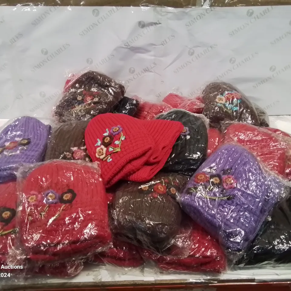 LOT CONTAINING LARGE AMOUNT OF BAGGED WOOLEN HATS IN VARIOUS COLOURS AND DESIGNS 