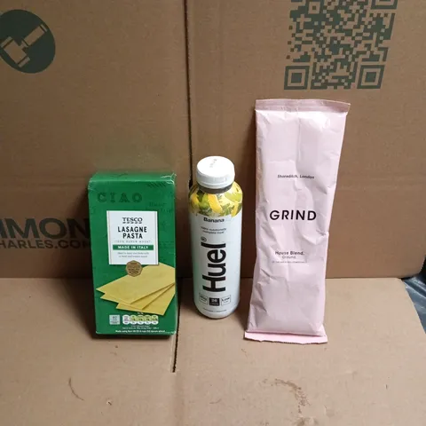 APPROXIMATELY 12 ASSORTED FOOD AND DRINKS ITEMS TO INCLUDE - TESCO LASAGNE PASTA SHEETS, GRIND COFFEE, HUEL BANANA FLAVOURED COMPLETE MEAL DRINK ETC  