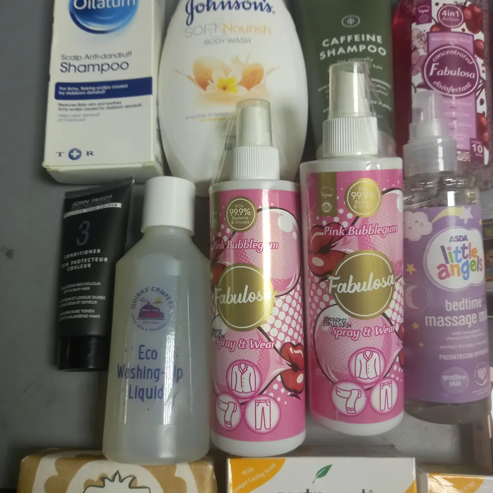 LOT OF APPROXIMATELY 20 ASSORTED HEALTH AND BEAUTY ITEMS TO INCLUDE JOHNSONS BABY LOTION, SENSODYNE TOOTHPASTE, EXTRACT SOAP AND MASSAGE MIST
