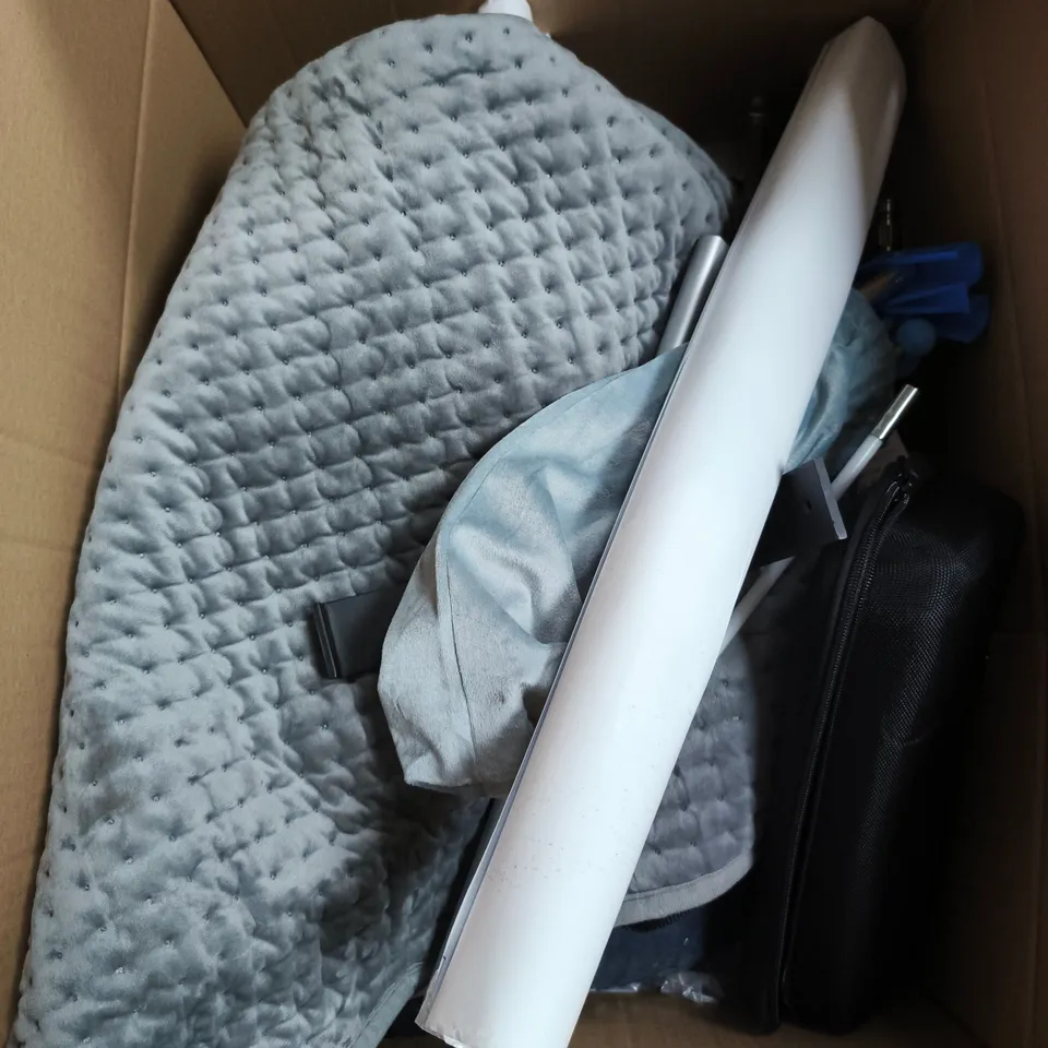 LOT OF ASSORTED HOUSEHOLD GOODS TO INCLUDE WALLPAPER.  CASES AND TEDDY BEAR FLEECE DUVET