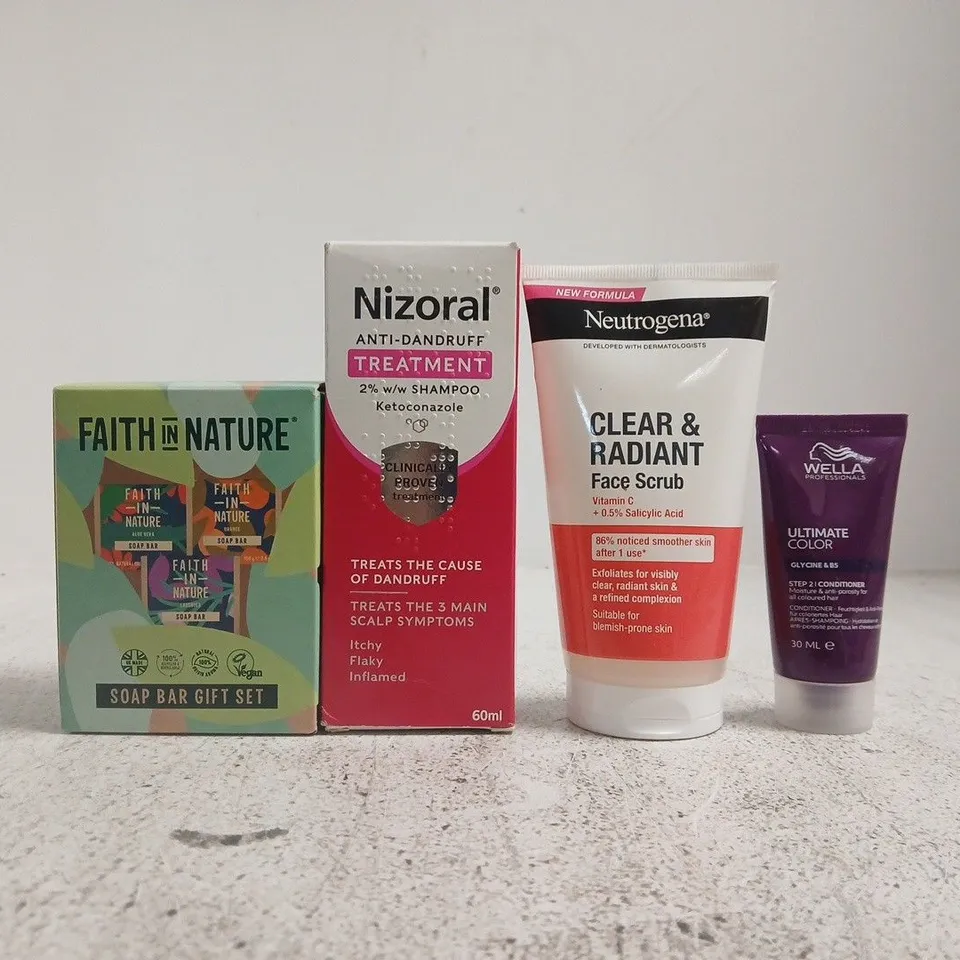 APPROXIMATELY 15 ASSORTED COSMETIC ITEMS INCLUDING VARIOUS MAKES AND BRANDS - COLLECTION ONLY