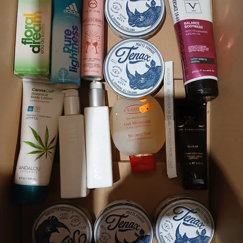APPROXIMATELY 36 ASSORTED HEALTH & BEAUTY BATH & BODY PRODUCTS: ADIDAS DEODORANTS, VERSACE BODYWASH, TENAX HAIR PRODUCTS, CLARINS SHOWER GEL (BOX LOT)
