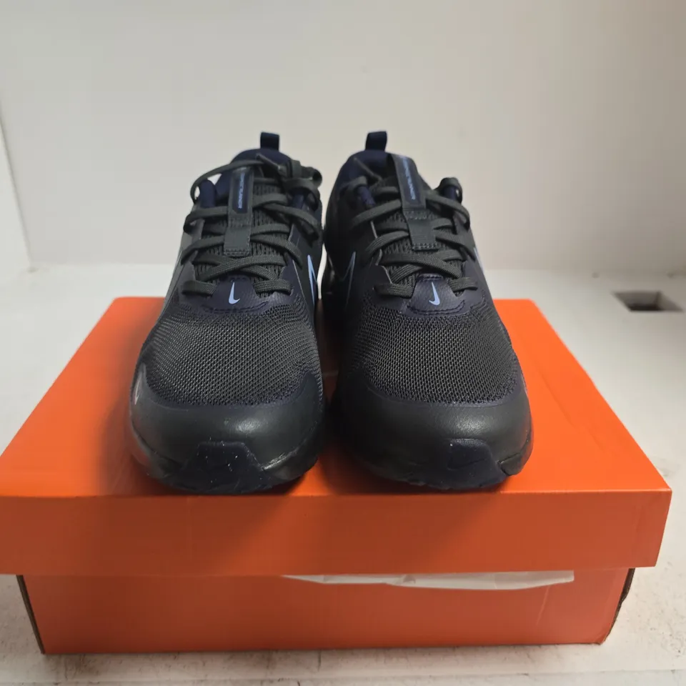 BOXED PAIR OF NIKE COSMIC RUNNER TRAINERS - SIZE 5.5