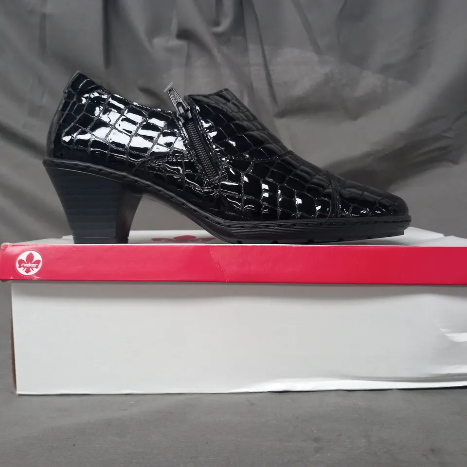 BOXED PAIR OF RIEKER SHOE BOOTS IN BLACK CROC SIZE 7.5