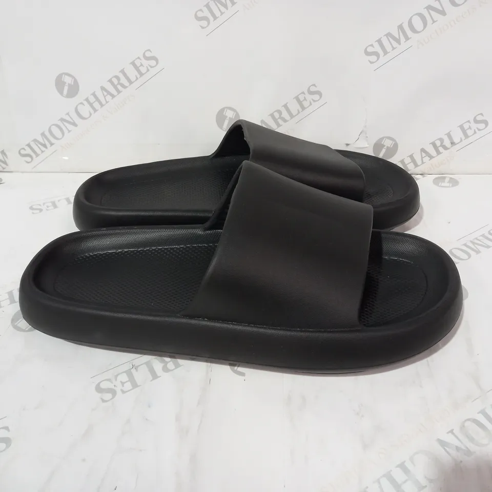 BLACK PLASTIC SLIDERS SIZE 10