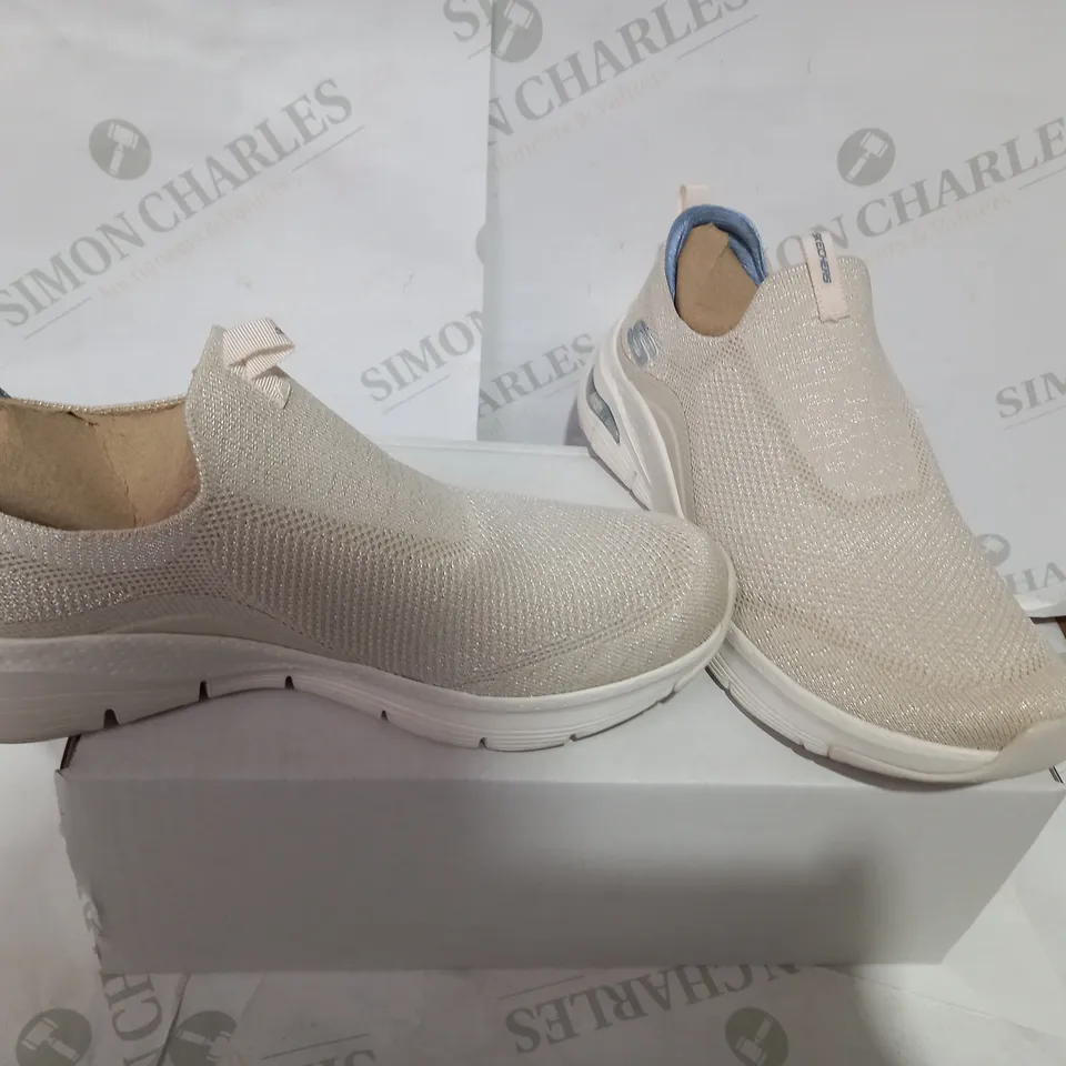 BOXED PAIR OF SKECHERS OFF WHITE TRAINERS - SIZE 5.5