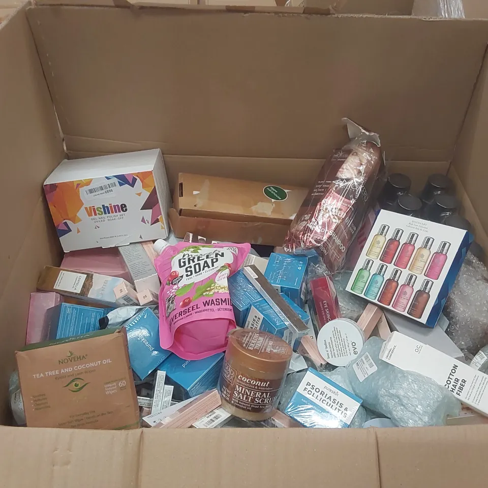 PALLET CONTAINING A VERY LARGE QUANTITY OF ASSORTED COSMETICS ITEMS