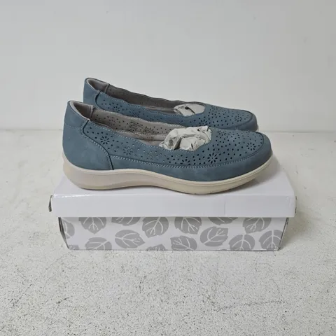 BOXED PAIR OF SHOE TREE VIENNA SHOES IN FRENCH BLUE - UK 7