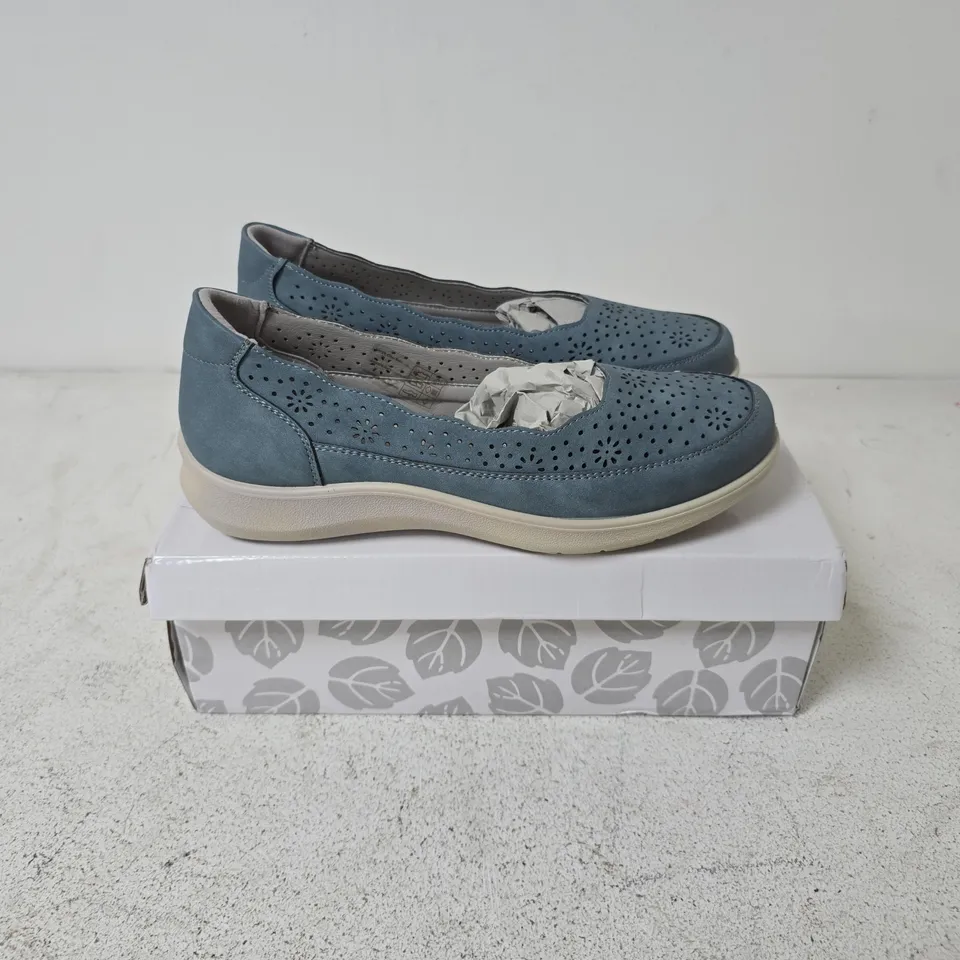 BOXED PAIR OF SHOE TREE VIENNA SHOES IN FRENCH BLUE - UK 7