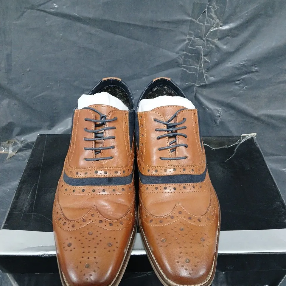 BOXED PAIR OF ROAMERS 5 EYELET BROGUE OXFORD SHOES - UK SIZE 7