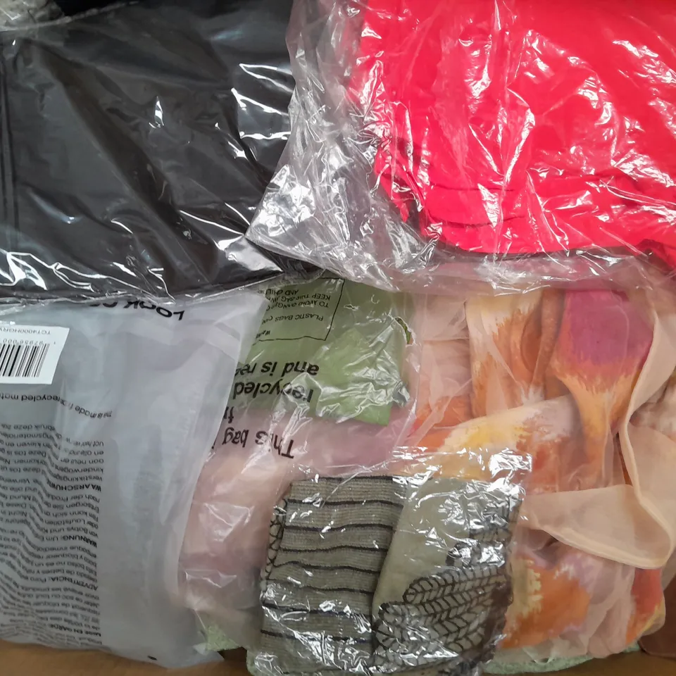 BOX OF APPROXIMATELY 20 ASSORTED CLOTHING AND FASHION ITEMS IN VARIOUS STYLES, SIZES, AND COLOURS 