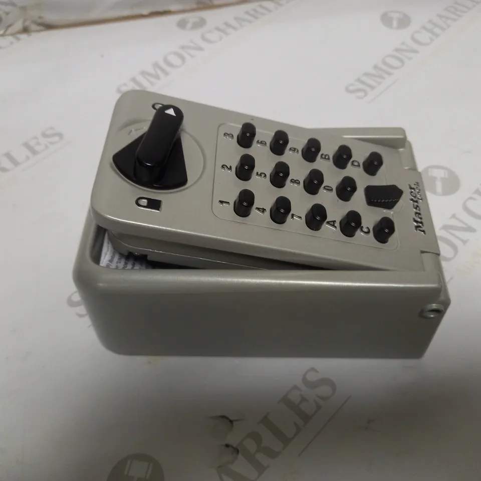 MASTER LOCK CERTIFIED KEY SAFE