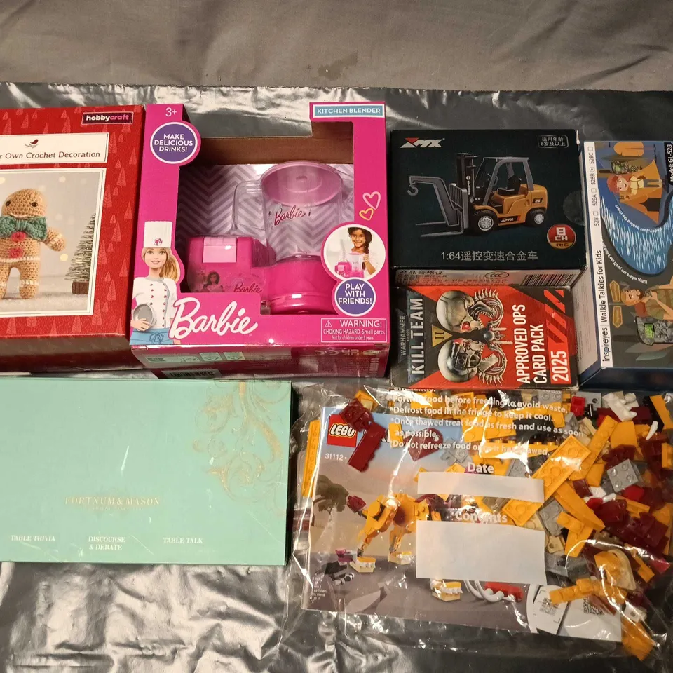 LOT OF 12 ASSORTED TOYS AND GAMES TO INCLUDE WARHAMMER CARDS AND FORKLIFT DIE CAST 