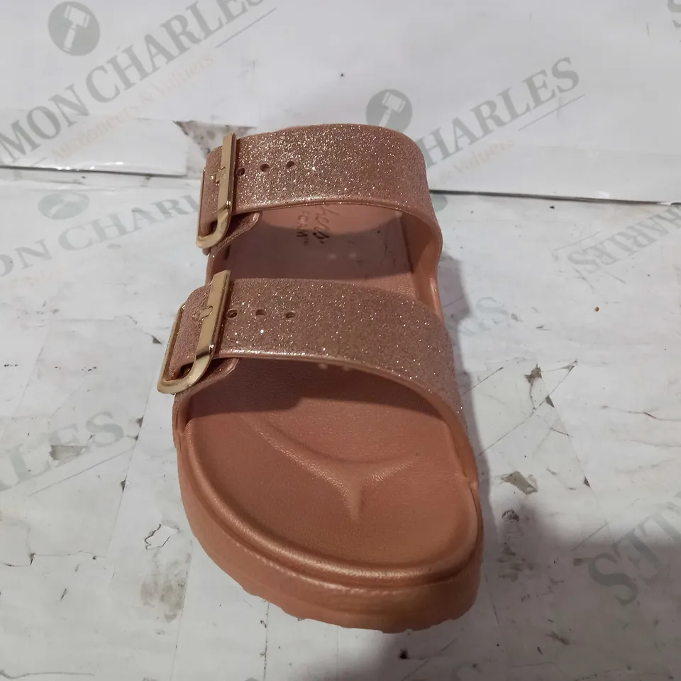 SKECHERS ROSE GOLD CALI GEAR SANDALS - SIZE 4
