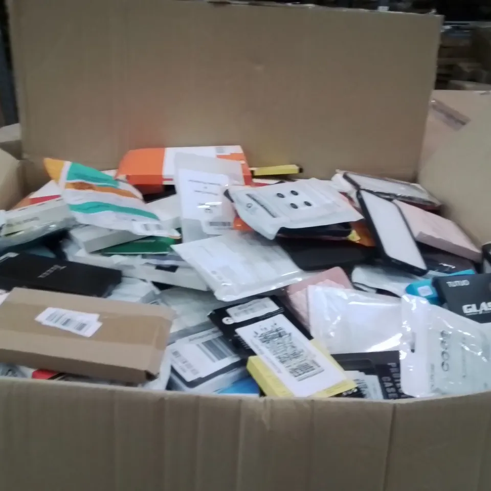 PALLET CONTAINING A LARGE QUANTITY OF PHONE CASES 