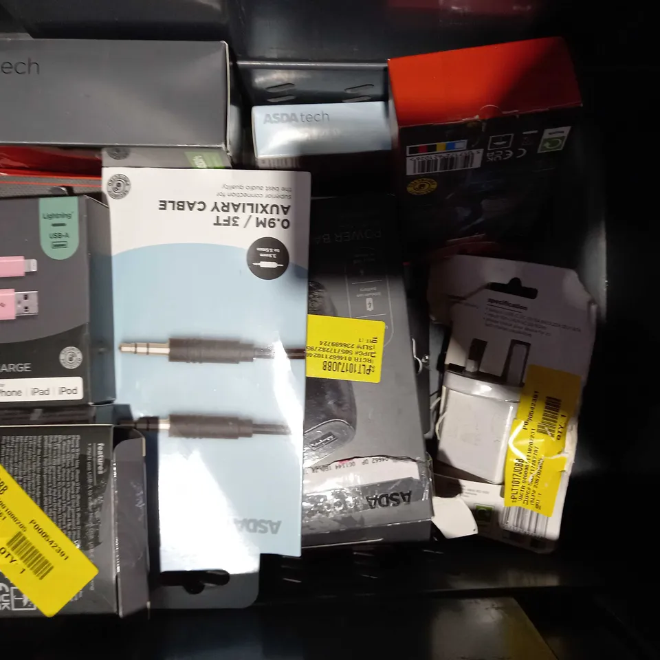 LOT OF 15 ASSORTED ELECTRICAL ITEMS, TO INCLUDE EARPHONES, CHARGER, ETC