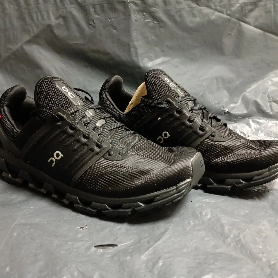 PAIR OF ON CLOUDSWIFT TRAINERS IN BLACK SIZE UK 10.5