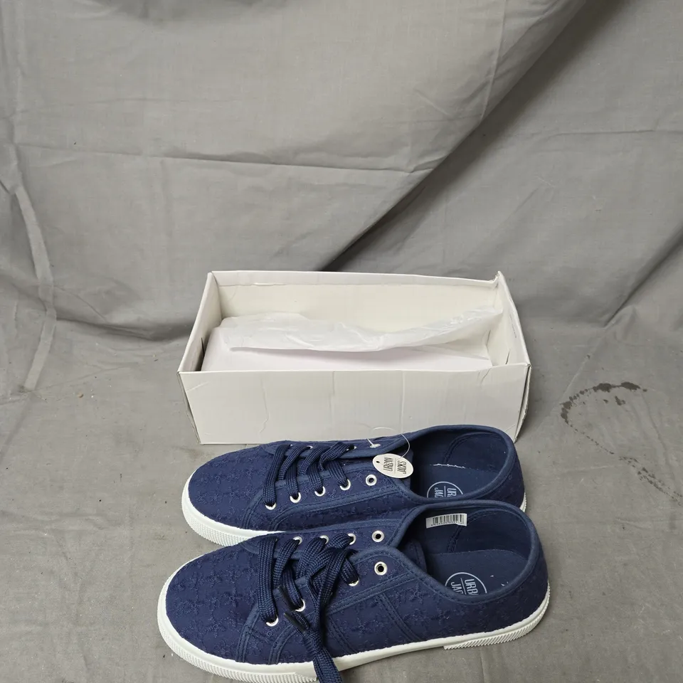 URBAN NAVY BLUE LACE-UP TRAINERS – UK 7 URBAN JACKS