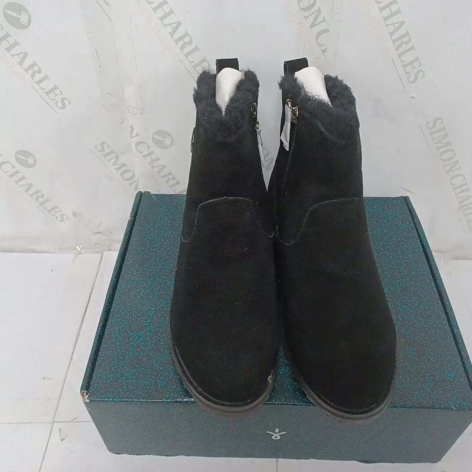 BOXED PAIR OF EMU BEACH MINI 2.0 WATER RESISTANT SUEDE BOOTS IN BLACK SIZE 7 