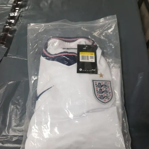 ENGLAND KIDS WHITE FOOTBALL KIT WITH CREST - SIZE KIDS 20