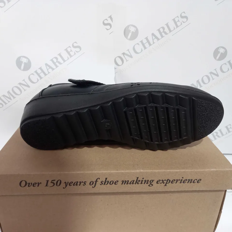 BOXED PAIR OF CUSHION WALK IN BLACK SIZE 6 