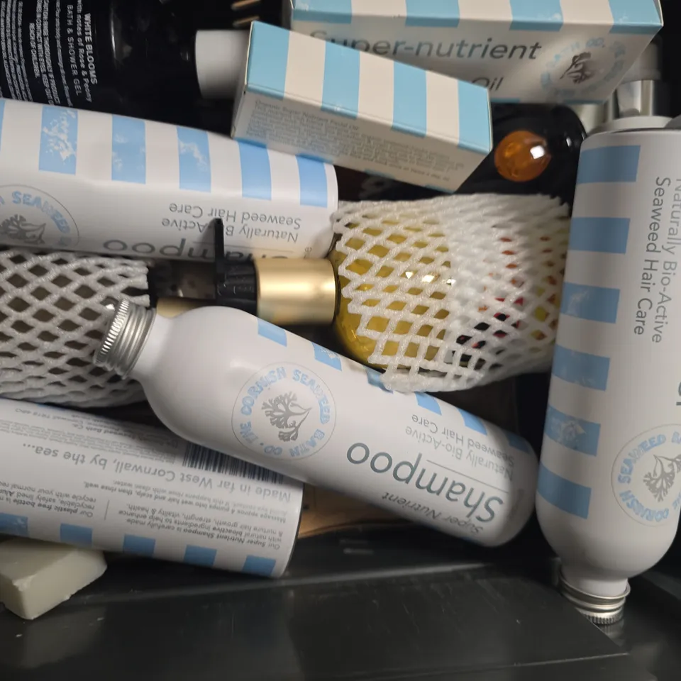 APPROXIMATELY 15 ASSORTED COSMETIC ITEMS TO INCLUDE SANCTUARY SPA, LYNX, ETC - COLLECTION ONLY