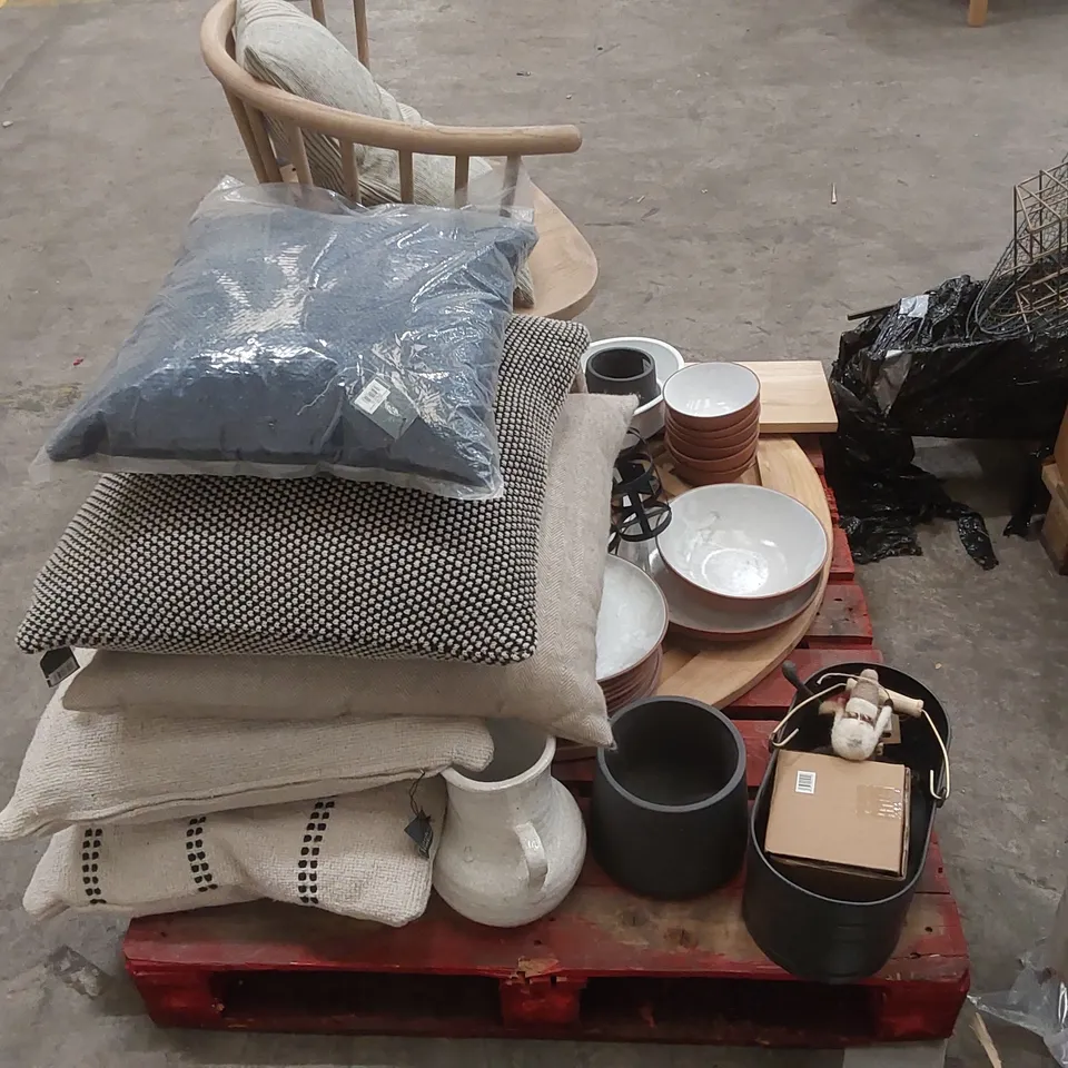 PALLET CONTAINING A LARGE QUANTITY OF ASSORTED GARDEN/HOME FURNITURE AND DECORATION PARTS ECT