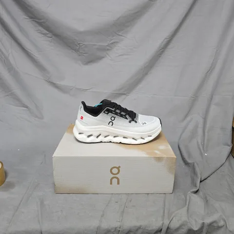 ON CLOUDS ON RUNNING SNEAKERS – GREY/WHITE MESH, BLACK LACES 