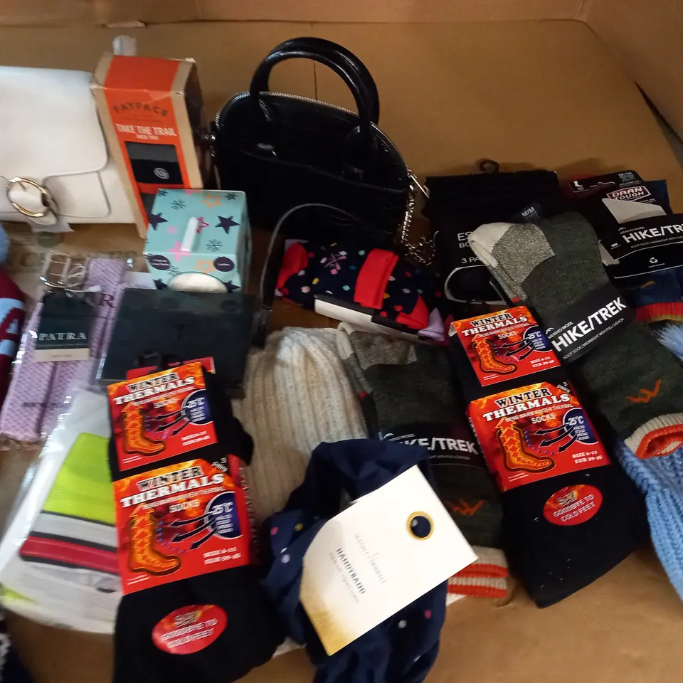 LOT OF APPROXIMATELY 20 ASSORTED CLOTHING ACCESSORY ITEMS TO INCLUDE BAGS, SOCKS AND HEAD WEAR