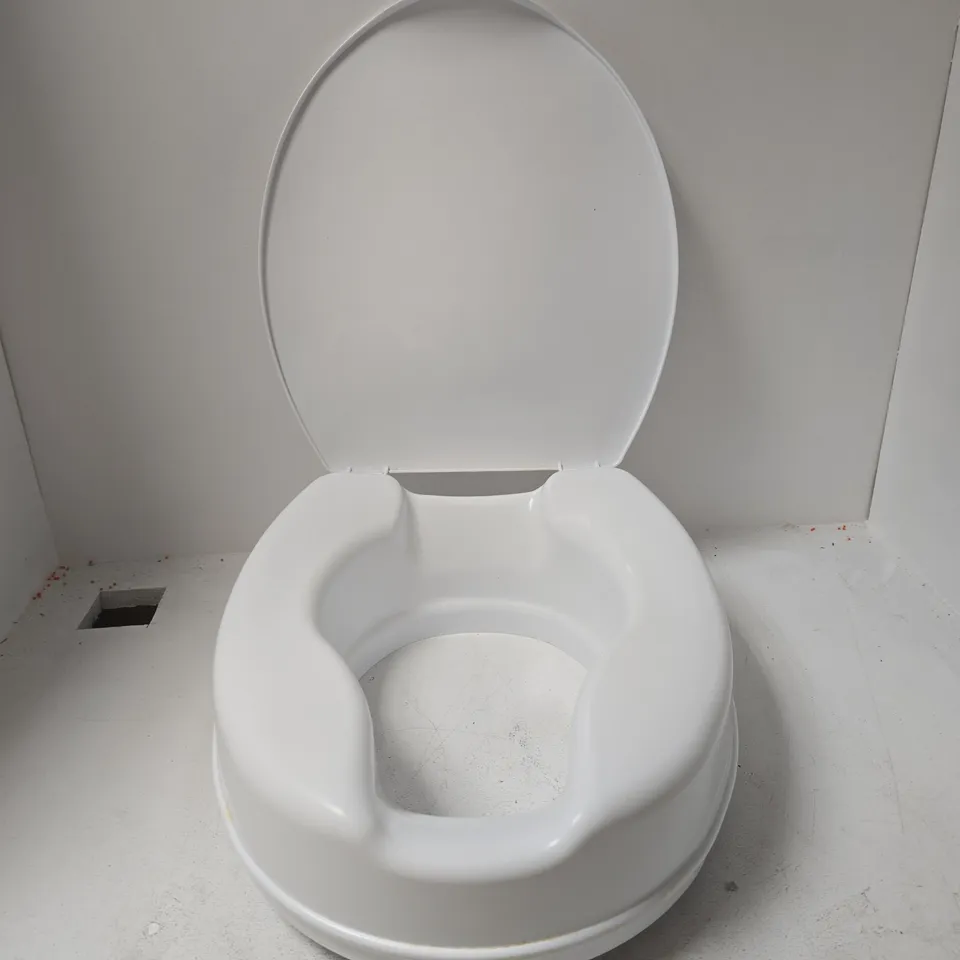 BOXED HOMECRAFT SAVANAH RAISED TOILET SEAT WITH LID