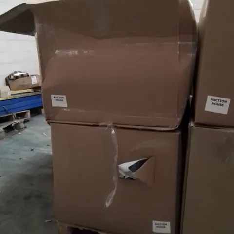 PALLET CONTAINING A LARGE QUANTITY OF DUVETS 