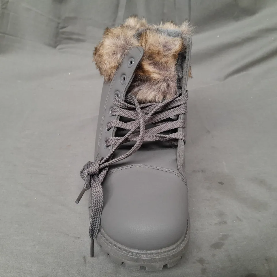 BOXED PAIR OF DESIGNER FAUX FUR LINED ANKLE BOOTS IN GREY SIZE EU 39