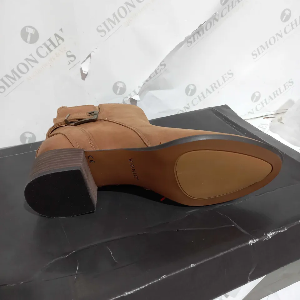 BOXED PAIR OF VIONIC SIENNA ANKLE BOOTS IN BROWN SIZE 5