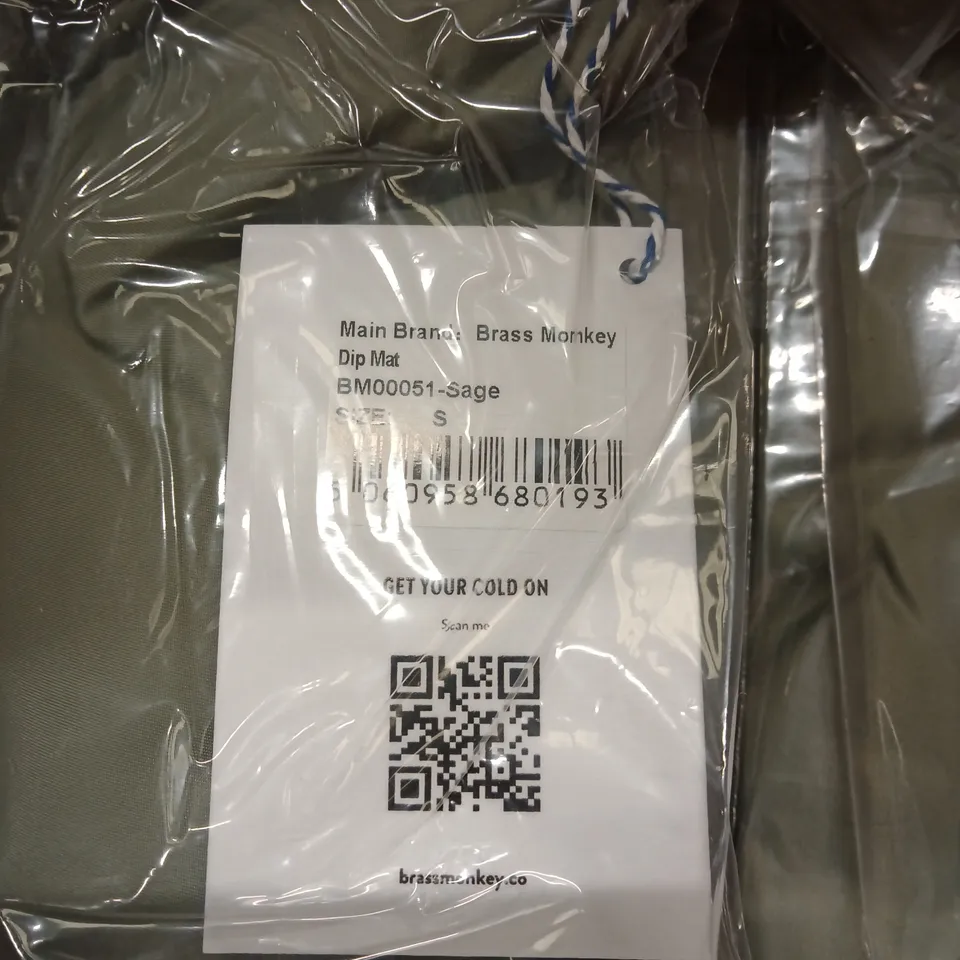 BOX OF APPROXIMATELY 30 x BRAND NEW BRASS MONKEY DIP MATS - SAGE // SIZE: S