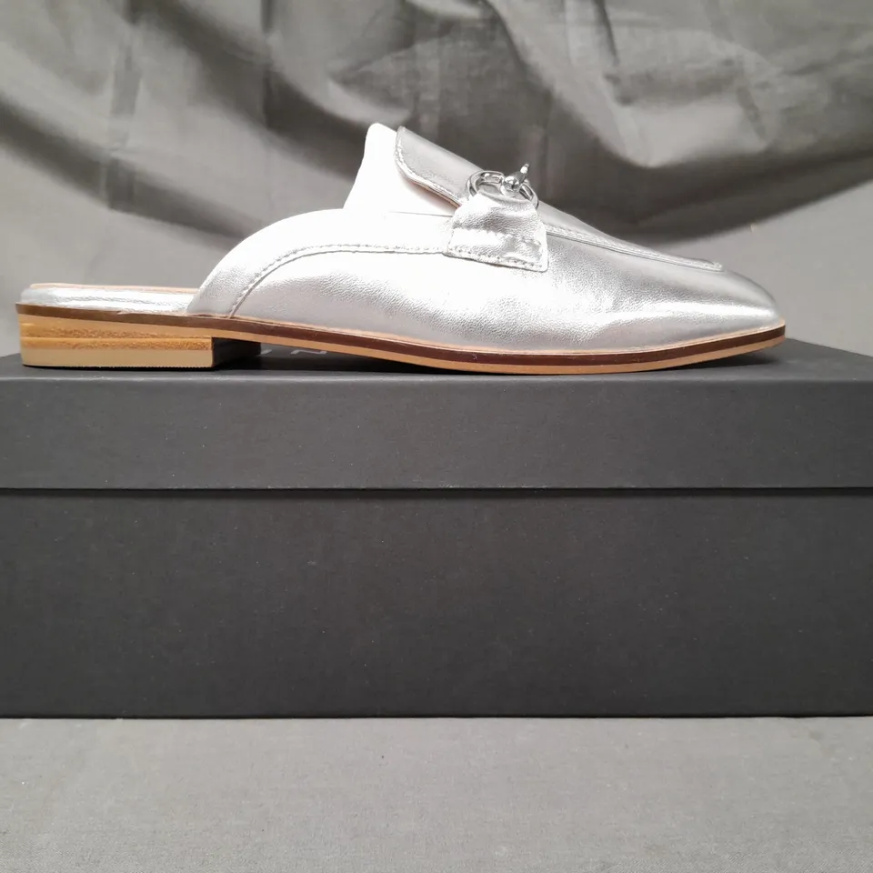 BOXED PAIR OF MINT VELVET LEATHER BACKLESS LOAFERS IN METALLIC SILVER UK SIZE 4