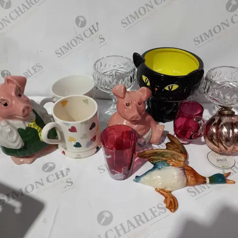 APPROXIMATELY 10 ASSORTED HOUSEHOLD ITEMS TO INCLUDE MUGS, PORCELAIN PIGGYBANKS, KITHEN DISHWARE, ETC - COLLECTION ONLY