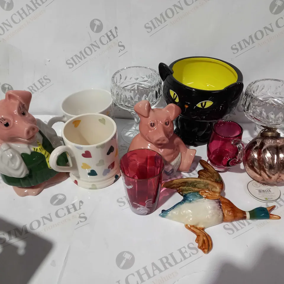 APPROXIMATELY 10 ASSORTED HOUSEHOLD ITEMS TO INCLUDE MUGS, PORCELAIN PIGGYBANKS, KITHEN DISHWARE, ETC - COLLECTION ONLY