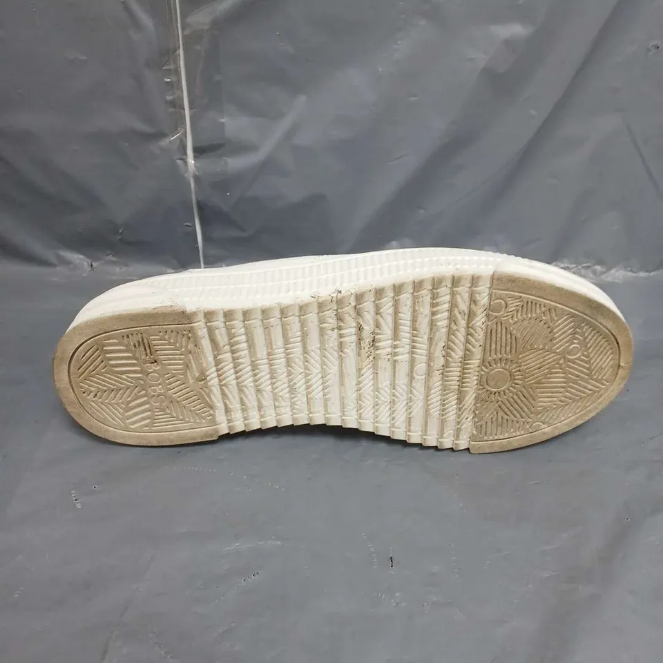 BOB'S FROM SKECHERS MEMORY FOAM PUMPS WHITE SIZE 7